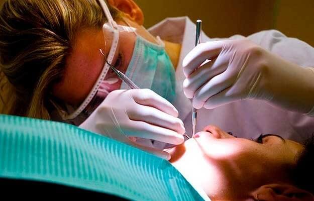 En Venezuela es casi impensable ir a una consulta médica privada y eso incluye el odontólogo. Las consultas, como todo, están dolarizadas y lo mínimo que se paga es 20 dólares, solo por una simple limpieza.
