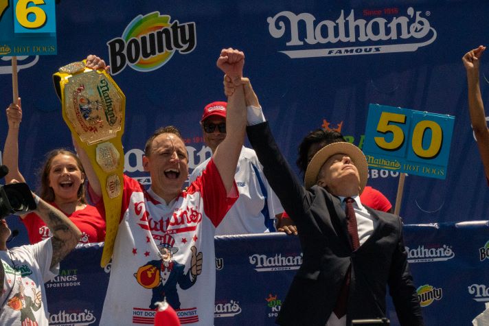Joey Chestnut, campeón de Internacional Nathan's Famous de Comer Hot Dogs.