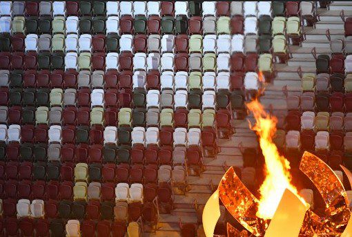 La llama olímpica se encendió en un estadio vacío. Todas las fotos de esta nota son de AFP