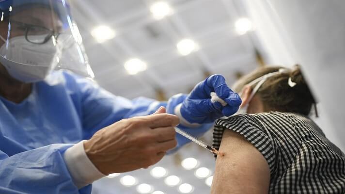Venezuela, donde han aparecido recientemente casos de la variante delta, inició una nueva fase de vacunación contra la COVID-19 abierta a mayores de 40 años. El anunico lo hizo la vicepresidenta de Nicolás Maduro, Delcy Rodríguez.
