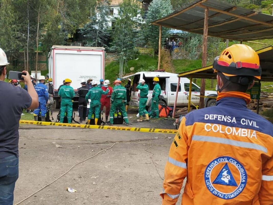 Rescatistas en Tópaga, Boyacá, tras rescate de muertos y heridos