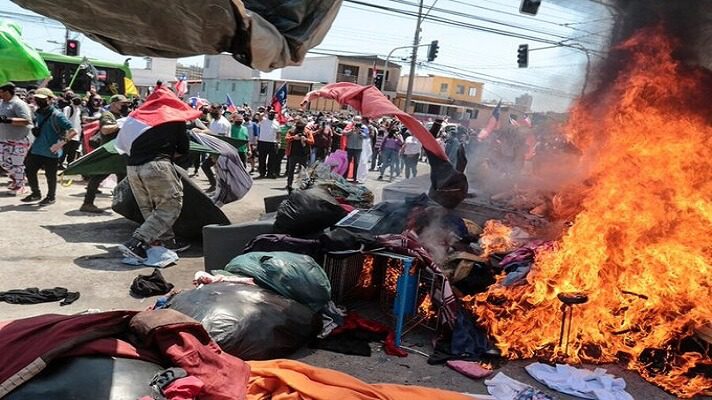 Tras el desalojo de decenas de migrantes, entre ellos varios venezolanos, en la localidad chilena de Iquique, este sábado se produjo una protesta de los residentes de la zona. La manifestación era en contra de la migración ilegal. Tras varios momentos de tensión, los ánimos se caldearon, al punto que la protesta se tornó violenta.