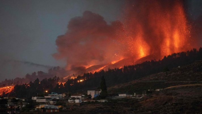 despavoridos-e-impresionados-evacuan-mas-de-5-000-personas-ante-arrase-de-lava-del-volcan-en-canarias