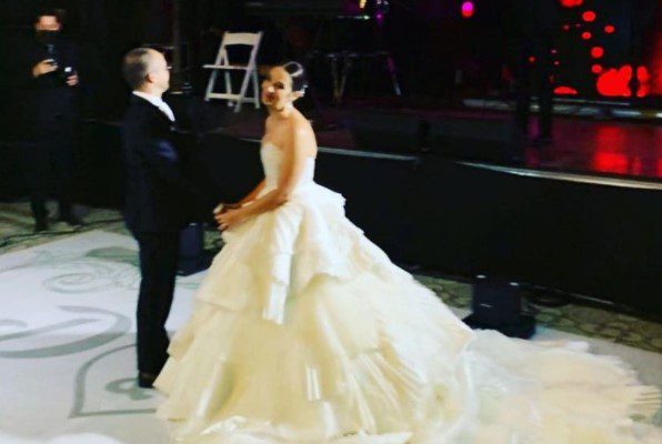 Un dineral: esto cuesta el traje de novia de Daniela Alvarado