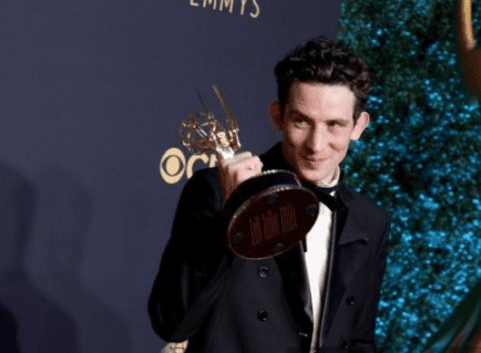 Josh O'Connors ganó uno de los premios Emmys  para The Crown. Foto AFP