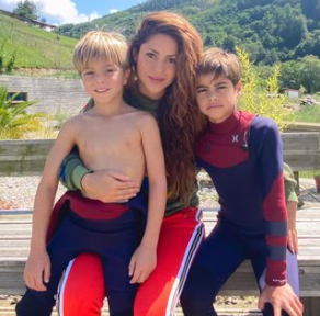 Shakira y sus dos hijos. Foto Instagram