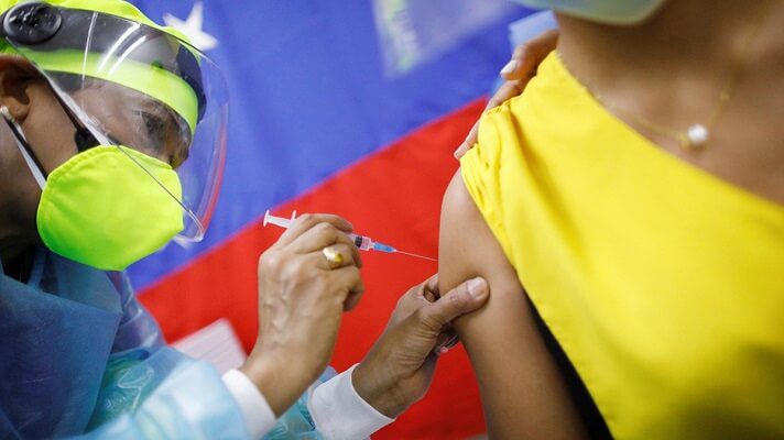Solo 8,1% de la población en Venezuela ha completado las dos dosis de la vacuna anticovid-19. El porcentaje contrasta con lo informado por Nicolás Maduro que asegura que el plan de vacunación alcanza a 30%.