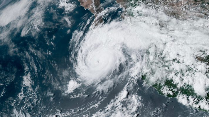 con-categoria-2-huracan-rick-toca-tierra-en-mexico-y-produce-fuertes-lluvias-y-oleaje-alto