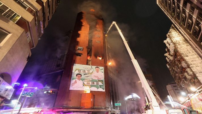 horror-y-desesperacion-en-edificio-que-se-incendio-en-taiwan-y-deja-46-personas-muertas
