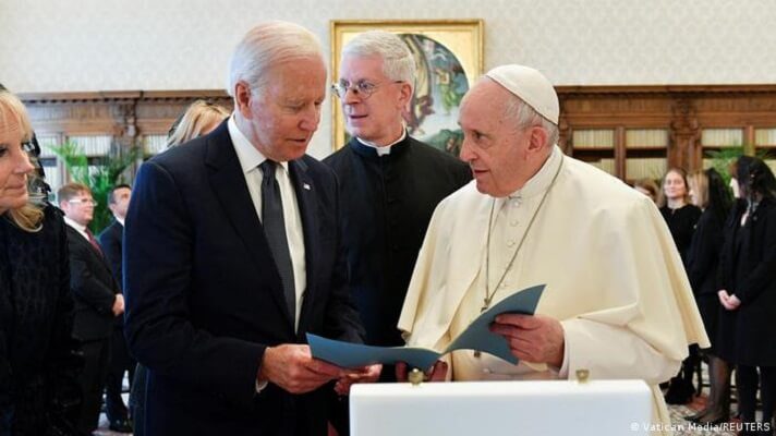  El presidente de los Estados Unidos, Joe Biden, se reunió este viernes con el papa Francisco, con quien dialogó sobre la crisis climática y la asistencia a la migración. Se trata de una entrevista registrada en el Vaticano que se prolongó durante más de tres horas. Esto es mucho más de lo esperado, y donde reinó la cercanía y la cordialidad.