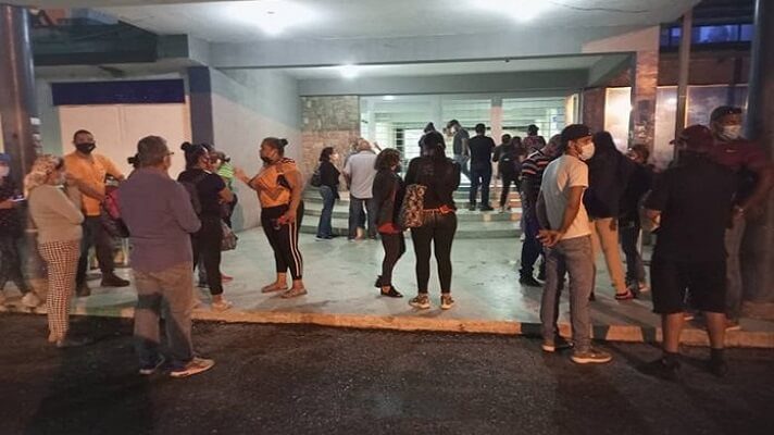 En el hospital del Seguro Social San José, en Maracay, estado Aragua, ocurrió una tragedia la noche de este jueves. Familiares de pacientes con COVID-19, recluidos en la Unidad de Cuidados Intensivos, denunciaron la muerte de varios de ellos, debido a la fuga en una tubería  de oxígeno.