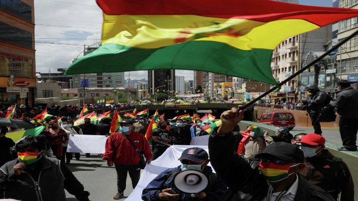 por-persecucion-politica-oposicion-en-bolivia-protesta-contra-luis-arce-con-bloqueos-de-principales-vias