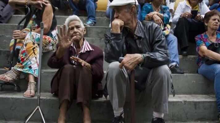  Alimentarse o tomar sus medicamentos. Esa es la disyuntiva a la que se enfrentan miles de adultos mayores en Venezuela. La pensión que perciben, que no supera los dos dólares mensuales y no alcanza para cubrir ambas necesidades. Esta situación ha convertido a los ancianos en foco de atención de quienes reparten ayuda humanitaria.