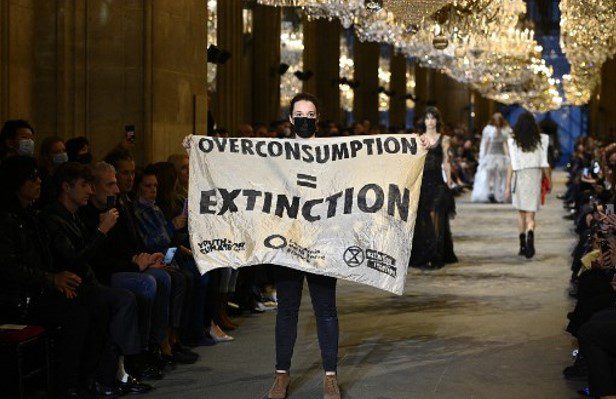 Manifestantes sabotean desfile de Louis Vuitton