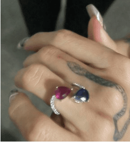 El anillo con dos rocas que Mike Bahía le dio a Greeicy. Foto Instagram