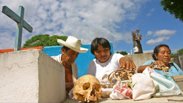 salgan-salgan-animas-de-pena-cantan-mujeres-maya-en-mexico-que-retoman-tradicion-de-limpiar-huesos-de-sus-muertos
