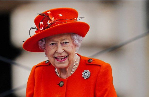 ¿Vieja yo? Isabel II rechaza un premio para personas ancianas