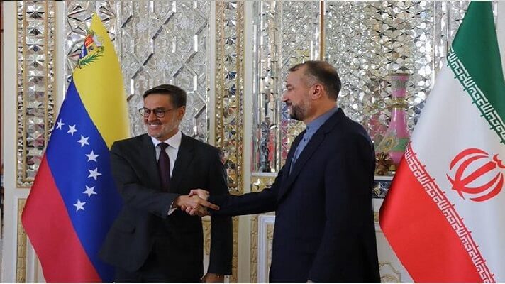 Las relaciones entre Irán y Venezuela se han fortalecido sustancialmente desde comienzos del milenio. Los presidentes, Mahmud Ahmadineyad y Hugo Chávez, respectivamente, encontraron como punto en común su rechazo a la influencia de Estados Unidos.