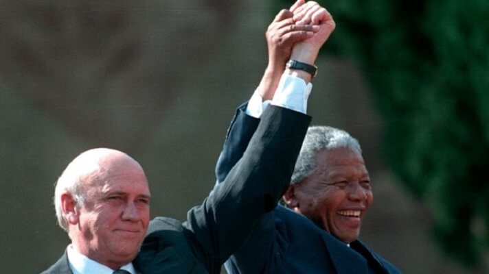 El expresidente sudafricano y Nobel de la Paz Frederik Willem de Klerk, falleció este jueves a los 85 años, dejando tras de sí un legado complejo pero crucial en la historia de Sudáfrica. Era el líder que propició el fin del sistema racista del 