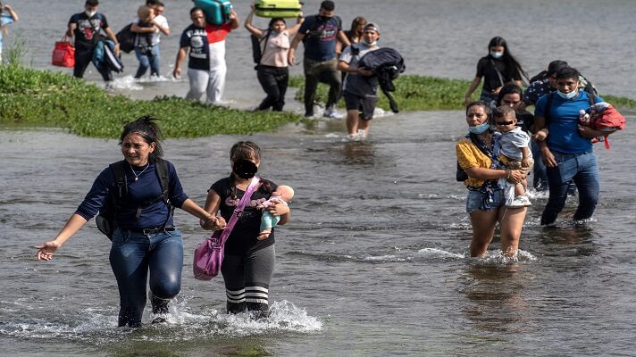 Migrantes provenientes de Brasil y Venezuela siguen llegando en grupos grandes a la mexicana ciudad de Tijuana en días recientes. Este jueves las autoridades enviaron a 150 personas a un albergue donde apenas estuvieron un par de horas.