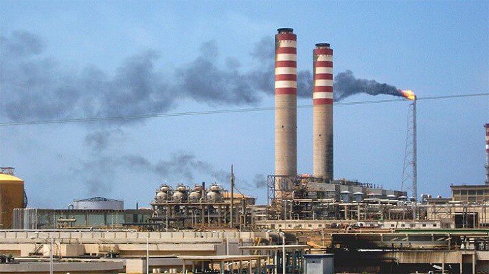 Pdvsa detuvo dos unidades clave de producción de gasolina en la refinería de Amuay, la más grande del país. La paralización ocurrió luego de un incendio en la zona, informó Reuters.
