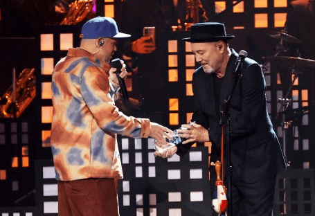 Residente le entregó el Grammy honorífico a Rubén Blades en la ceremonia que dominó Camilo. Foto AFP