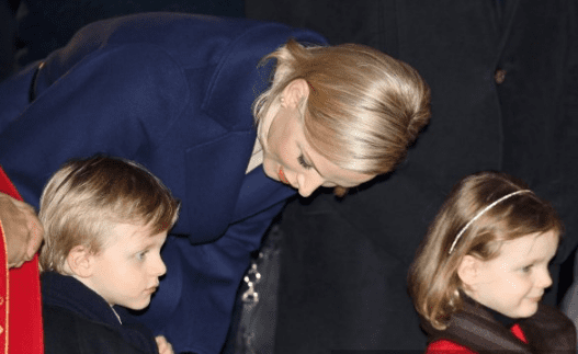 La princesa Charlene con sus hijos. Foto AFP