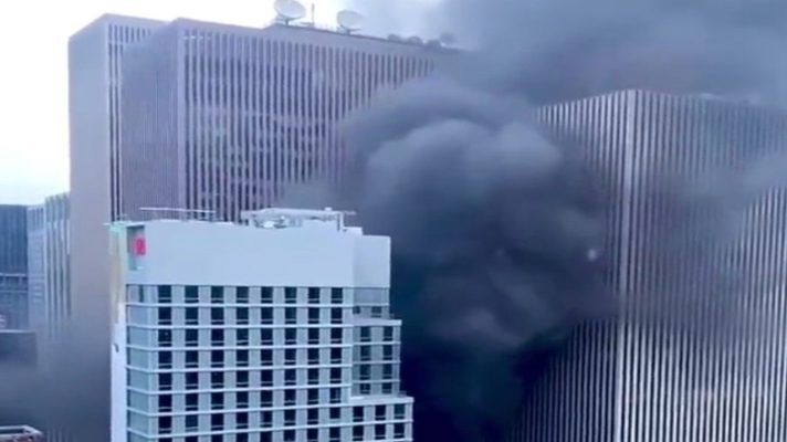 panico-y-zozobra-en-nueva-york-siete-heridos-tras-un-incendio-en-edificio-cercano-al-rockefeller-center