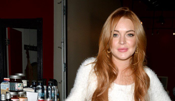 Lindsay Lohan muestra su anillo de compromiso