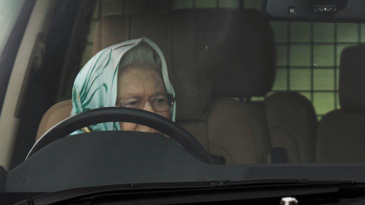 Fotografías de Isabel II conduciendo un automóvil tranquilizan sobre su estado de salud