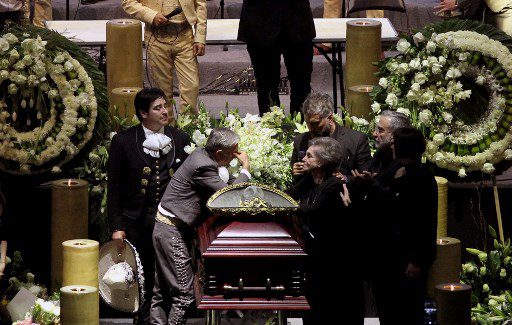 Los hijos y la viuda de Vicente Fernández estuvieron todo el tiempo en el funeral. Foto AFP