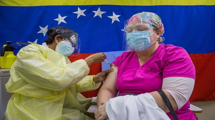 Los centros de vacunación contra la COVID-19 en Venezuela están vacíos ocho meses después de que se empezara a administrar el fármaco. Se trata de un escenario que expertos atribuyen a la desconfianza en el sistema.