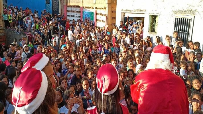 Santa Llegó a Petare, el pasado 19 de diciembre, junto a sus chicas y todo un equipo logístico y humano que hizo posible regalarle una sonrisa a casi mil niños del municipio Sucre.