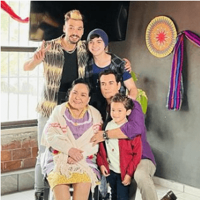 Carmen Salinas con su familia de ficción. Foto Instagram
