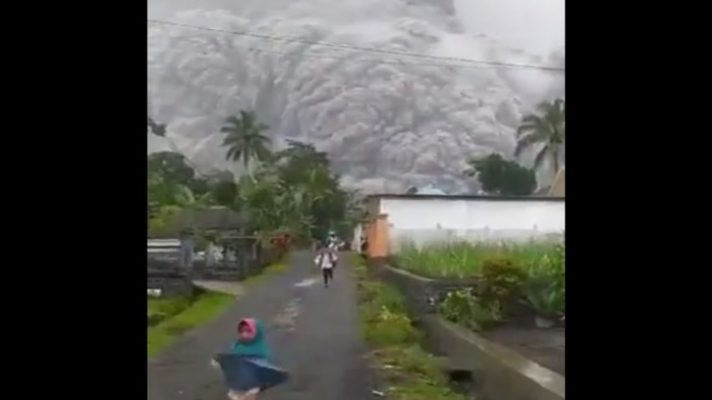todo-en-penumbra-por-la-ceniza-miles-de-personas-huyen-ante-la-erupcion-del-volcan-semeru-en-indonesia