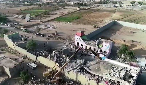 Así quedó la prisión en el bastión rebelde hutí de Saada en el norte de Yemen después de que fue atacada en un ataque aéreo.