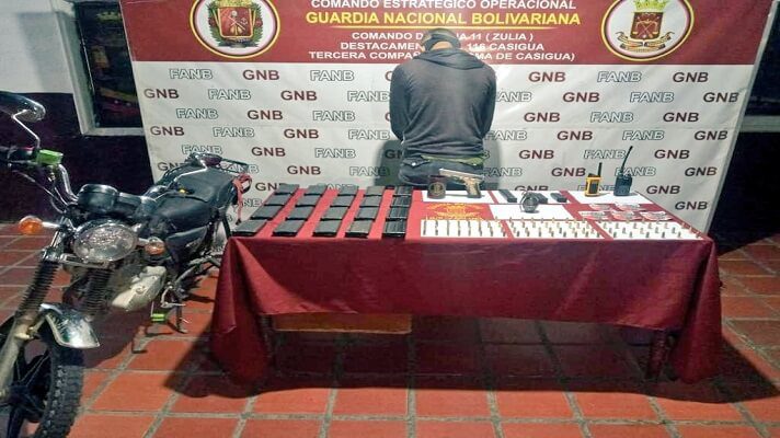 El comandante estratégico operacional de la Fuerza Armada Nacional Bolivariana (FANB), Domingo Hernández Lárez, informó sobre la incautación de un lote de armas y explosivos, en la frontera con Colombia. Además, dijo que detuvieron a un hombre por este caso.