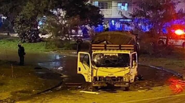 Un ataque perpetrado con explosivos contra un camión de la Policía de Cali, dejó al menos 10 heridos, informaron las autoridades locales. Se trata de la principal ciudad del suroeste de Colombia y capital del departamento del Valle del Cauca.