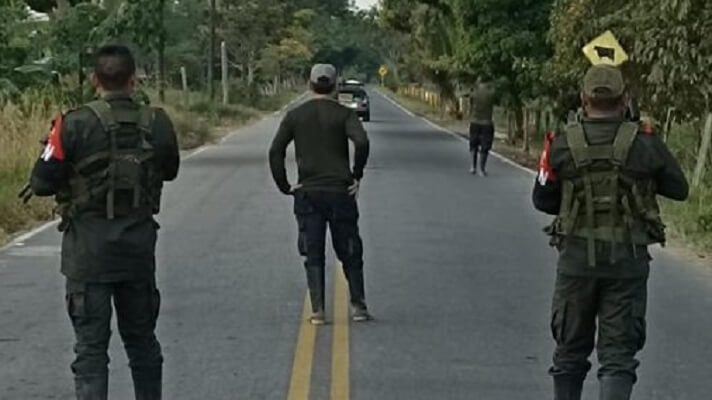 Supuestos guerrilleros del ELN patrullaron cerca de la frontera de Colombia con Venezuela. Esto, pese al gran despliegue militar en esta conflictiva región, según fotografías interpretadas por autoridades como un 