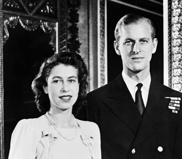 La reina Isabel II y su esposo poco antes de casarse. Foto AFP
