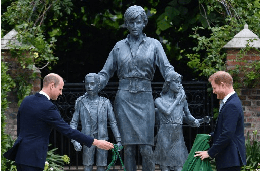 La última vez que el príncipe Enrique estuvo en Inglaterra fue en la inauguración de una estatua de su madre. Foto AFP