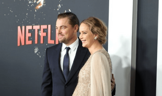 Leonardo DiCaprio y Jennifer Lawrence en la premiere de "Don't Look Up". Foto AFP