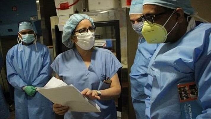 Los médicos siguen siendo los profesionales de la salud más golpeados por la COVID-19 en Venezuela. Tanto que, de los 815 trabajadores fallecidos hasta la fecha, 560 (68%) son galenos.