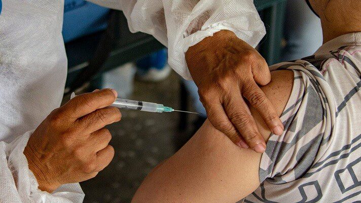 Nicolás Maduro informó este domingo que este 3 de enero comenzarán ala vacuna de refuerzo contra la COVID-19 a la población. Según él, 91 % de los ciudadanos ya ha recibido la inmunización, pero sigue sin aclarar cuántos tienen una o las dos dosis.
