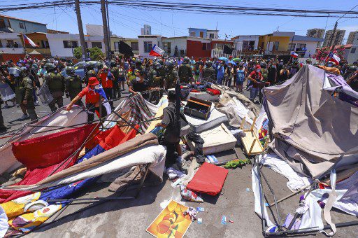 Un grupo de manifestantes arremetió en contra de un campamento de migrantes venezolanos en Iquique.