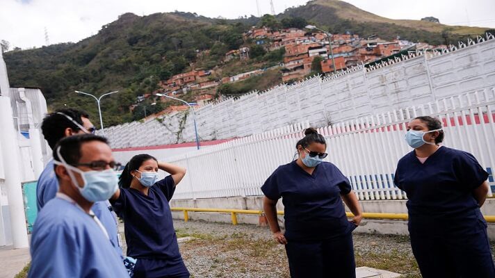 Médicos Sin Fronteras (MSF) brinda atención en materia de salud mental a pacientes con COVID-19, sus familias y también al personal médico en dos hospitales públicos de Venezuela. Lo hace para apoyar el deteriorado sistema de salud del país, reseñó la agencia Reuters.