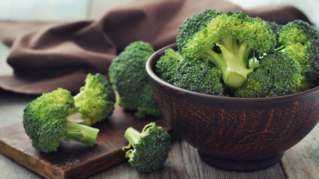 El brócoli tiene componentes anti-cancerígenos.