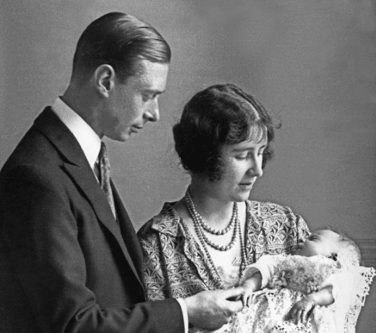 Isabel II recién nacida con su padres. Fotos AFP