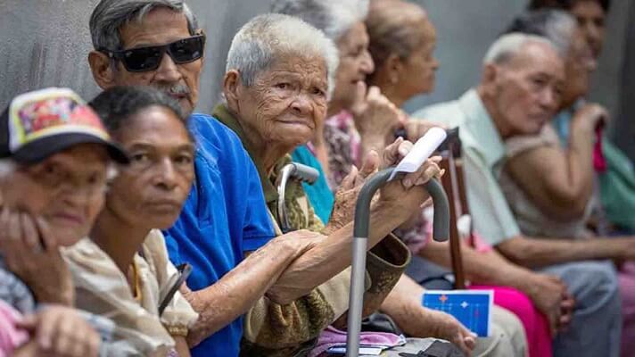La situación de casi 5 millones venezolanos de la tercera edad es cada día es más grave. Sobre todo, la de aquellos abuelos que solo viven de la pensión del Seguro Social.
