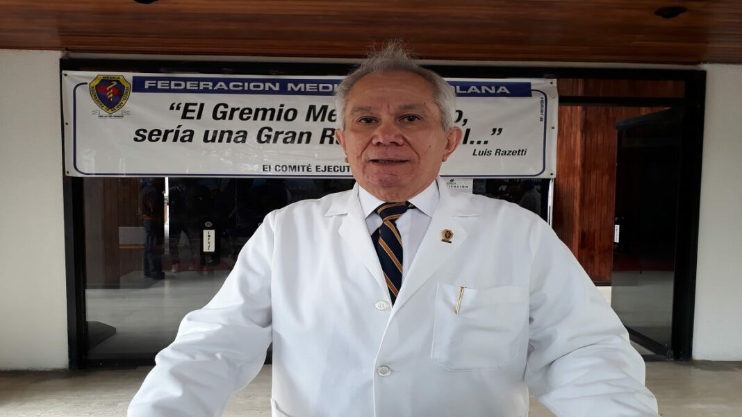 El presidente de la Federación Médica (FMV), Douglas León Natera, afirmó que “en Venezuela no hay garantía al derecho a la salud”. Cuestionó las versiones oficialistas acerca de la recuperación de Venezuela, cuando persiste la crisis hospitalaria, por falta de medicinas e insumos.